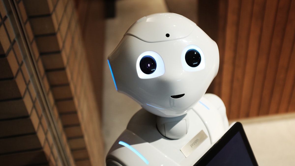 深刻な人手不足に直面する日本の製造現場で、ヒューマノイドが人と並んで働く未来が近づいている。（イメージ写真）