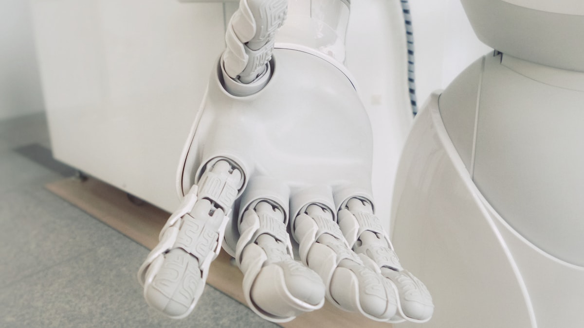 D1は両腕で物品の運搬や作業補助を行い、受付や案内、見守りなど人手不足の現場を支援する。